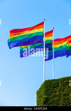 Regenbogen Fahnen gegen den Himmel Stockfoto