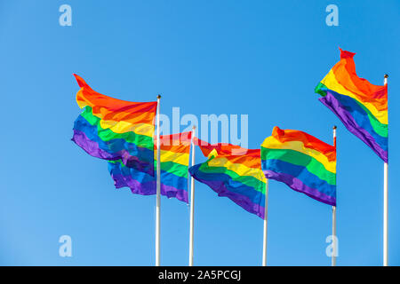Regenbogen Fahnen gegen den Himmel Stockfoto
