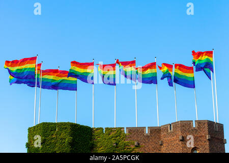 Regenbogen Fahnen gegen den Himmel Stockfoto