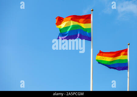 Regenbogen Fahnen gegen den Himmel Stockfoto