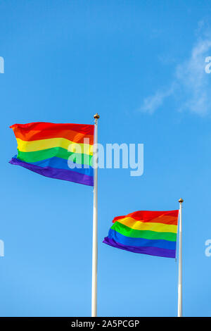 Regenbogen Fahnen gegen den Himmel Stockfoto