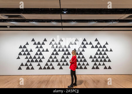 London, Großbritannien. 22 Okt, 2019. Köcher 3 (Wandbild) ​, 2014 - eine grosse retrospektive Ausstellung in der Hayward Gallery widmet sich der Arbeit des berühmten britischen Künstlerin Bridget Riley (23. Oktober 2019 - 26. Januar 2020). Als einer der profiliertesten und international renommierter Künstler arbeiten heute, Bridget Riley die bahnbrechenden Ansatz der Malerei geht es um die gekonnte Balance von Form und Farbe, die eine kontinuierliche, aber höchst abwechslungsreichen Untersuchung der Natur der Abstraktion und Wahrnehmung. Credit: Guy Bell/Alamy leben Nachrichten Stockfoto