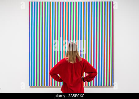 London, Großbritannien. 22 Okt, 2019. Ra, 1981 - eine grosse retrospektive Ausstellung in der Hayward Gallery widmet sich der Arbeit des berühmten britischen Künstlerin Bridget Riley (23. Oktober 2019 - 26. Januar 2020). Als einer der profiliertesten und international renommierter Künstler arbeiten heute, Bridget Riley die bahnbrechenden Ansatz der Malerei geht es um die gekonnte Balance von Form und Farbe, die eine kontinuierliche, aber höchst abwechslungsreichen Untersuchung der Natur der Abstraktion und Wahrnehmung. Credit: Guy Bell/Alamy leben Nachrichten Stockfoto