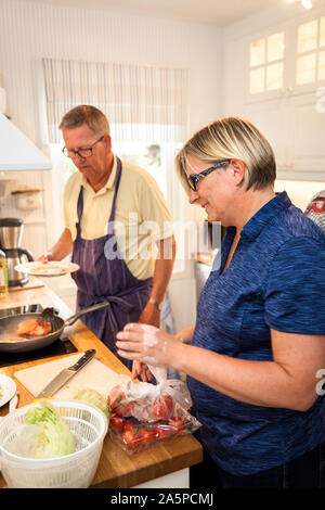 Älteres Paar, die Zubereitung in der Küche Stockfoto