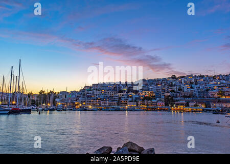 Panoramablick von Mikrolimano entlang der Marina in Piräus, Griechenland. Stockfoto