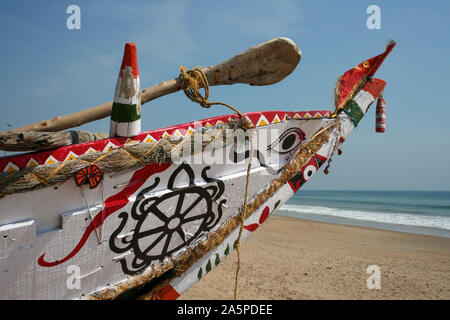 Bunt bemalten Fischerboot auf Puri Strand, Orissa, Indien Stockfoto