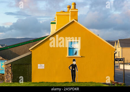 Gelbe Haus mit Abbildung von Charlie Chaplin, Waterville, County Kerry, Irland Stockfoto