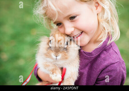 Mädchen mit Kaninchen Stockfoto