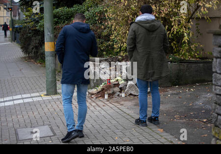 Bielefeld, Deutschland. 22 Okt, 2019. Kerzen und Blumen liegen bei einem Unfall in der Nähe von eine Straße. Nach einer Trauung, ein Familienauto mit sieben Passagiere stürzte in eine Wand auf einer nassen Straße. Zwei 16-Jährige sterben. Die Kinder in einem 7-Sitzer saßen, sagte ein Polizeisprecher. Zwei andere Kinder und Jugendliche im Alter zwischen 13 und 16 und drei Erwachsene verletzt worden, einige von ihnen schwer. Unter den Verletzten waren die Eltern eines der Opfer. Credit: Friso Gentsch/dpa/Alamy leben Nachrichten Stockfoto