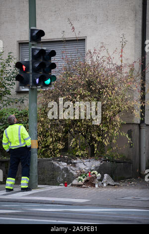 Bielefeld, Deutschland. 22 Okt, 2019. Kerzen und Blumen liegen bei einem Unfall in der Nähe von eine Straße, eine Stadt, die Mitarbeiter an einer Ampel aussieht. Nach einer Trauung, ein Familienauto mit sieben Passagiere stürzte in eine Wand auf einer nassen Straße. Zwei 16-Jährige sterben. Die Kinder in einem 7-Sitzer saßen, sagte ein Polizeisprecher. Zwei andere Kinder und Jugendliche im Alter zwischen 13 und 16 und drei Erwachsene verletzt worden, einige von ihnen schwer. Unter den Verletzten waren die Eltern eines der Opfer. Credit: Friso Gentsch/dpa/Alamy leben Nachrichten Stockfoto