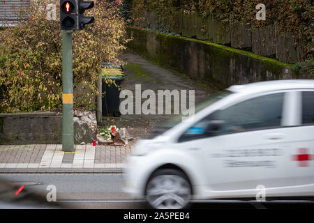 Bielefeld, Deutschland. 22 Okt, 2019. Kerzen und Blumen liegen bei einem Unfall in der Nähe von eine Straße. Nach einer Hochzeitsfeier, ein Familienauto mit sieben Passagiere in eine Wand auf einer nassen Fahrbahn in der Nacht des 21. Oktober abgestürzt. Zwei 16-Jährige sterben. Die Kinder in einem 7-Sitzer saßen, sagte ein Polizeisprecher. Zwei andere Kinder und Jugendliche im Alter zwischen 13 und 16 und drei Erwachsene verletzt worden, einige von ihnen schwer. Unter den Verletzten waren die Eltern eines der Opfer. Credit: Friso Gentsch/dpa/Alamy leben Nachrichten Stockfoto