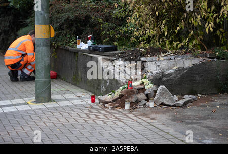 Bielefeld, Deutschland. 22 Okt, 2019. Kerzen und Blumen liegen bei einem Unfall in der Nähe von eine Straße. Nach einer Trauung, ein Familienauto mit sieben Passagiere stürzte in eine Wand auf einer nassen Straße. Zwei 16-Jährige sterben. Die Kinder in einem 7-Sitzer saßen, sagte ein Polizeisprecher. Zwei andere Kinder und Jugendliche im Alter zwischen 13 und 16 und drei Erwachsene verletzt worden, einige von ihnen schwer. Unter den Verletzten waren die Eltern eines der Opfer. Credit: Friso Gentsch/dpa/Alamy leben Nachrichten Stockfoto