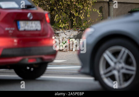 Bielefeld, Deutschland. 22 Okt, 2019. Kerzen und Blumen liegen bei einem Unfall in der Nähe von einer viel befahrenen Straße. Nach einer Hochzeitsfeier, ein Familienauto mit sieben Passagiere in eine Wand auf einer nassen Fahrbahn in der Nacht des 21. Oktober abgestürzt. Zwei 16-Jährige sterben. Die Kinder in einem 7-Sitzer saßen, sagte ein Polizeisprecher. Zwei andere Kinder und Jugendliche im Alter zwischen 13 und 16 und drei Erwachsene verletzt worden, einige von ihnen schwer. Unter den Verletzten waren die Eltern eines der Opfer. Credit: Friso Gentsch/dpa/Alamy leben Nachrichten Stockfoto