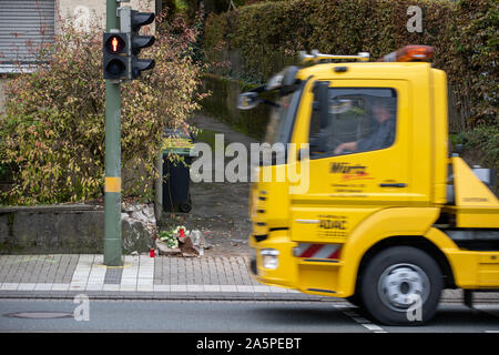 Bielefeld, Deutschland. 22 Okt, 2019. Kerzen und Blumen liegen bei einem Unfall in der Nähe von eine Straße. Nach einer Trauung, ein Familienauto mit sieben Passagiere stürzte in eine Wand auf einer nassen Straße. Zwei 16-Jährige sterben. Die Kinder in einem 7-Sitzer saßen, sagte ein Polizeisprecher. Zwei andere Kinder und Jugendliche im Alter zwischen 13 und 16 und drei Erwachsene verletzt worden, einige von ihnen schwer. Unter den Verletzten waren die Eltern eines der Opfer. Credit: Friso Gentsch/dpa/Alamy leben Nachrichten Stockfoto