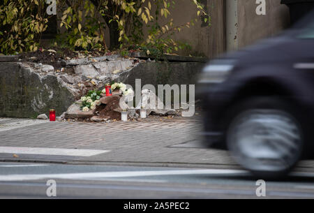 Bielefeld, Deutschland. 22 Okt, 2019. Kerzen und Blumen liegen bei einem Unfall in der Nähe von einer viel befahrenen Straße. Nach einer Trauung, ein Familienauto mit sieben Passagiere stürzte in eine Wand auf einer nassen Straße. Zwei 16-Jährige sterben. Die Kinder in einem 7-Sitzer saßen, sagte ein Polizeisprecher. Zwei andere Kinder und Jugendliche im Alter zwischen 13 und 16 und drei Erwachsene verletzt worden, einige von ihnen schwer. Unter den Verletzten waren die Eltern eines der Opfer. Credit: Friso Gentsch/dpa/Alamy leben Nachrichten Stockfoto