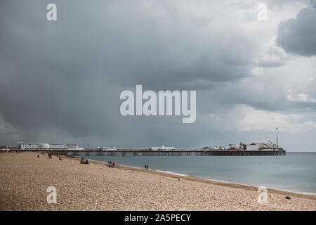 Gewitterwolken über dem Strand Stockfoto