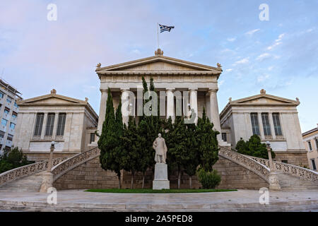 Neoklassische Nationalbibliothek in Athen, Griechenland, mit Marmortreppe und dorischen Säulen. Stockfoto