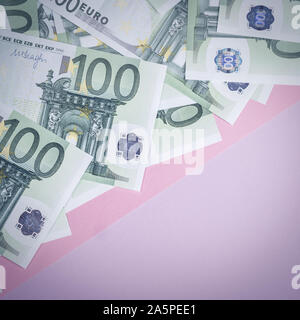 Euro cash auf einem Lila, Lila und Rosa Hintergrund. Euro Banknoten Geld. Euro Geld. Euro Rechnung. Für text Stockfoto