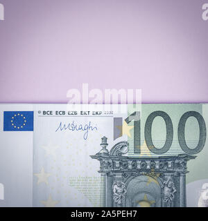 Euro cash auf einem Lila, Lila und Rosa Hintergrund. Euro Banknoten Geld. Euro Geld. Euro Rechnung. Für text Stockfoto