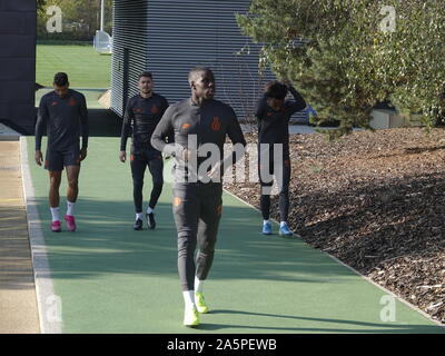 Cobham, Surrey, Großbritannien. 22 Okt, 2019. 'Glücklich' Zouma Wanderungen wie Frank Lampard, Manager des Chelsea Football Club, die Ausbildung findet vor seinem Club nehmen auf niederländische Club, Ajax am Spieltag 3 der UEFA Champions League 2019/20 Kredit: Motofoto/Alamy leben Nachrichten Stockfoto