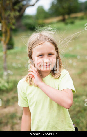 Mädchen stehen außerhalb Stockfoto