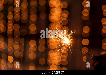 Happy Diwali - Hand mit Wunderkerzen, feiert das Fest des Lichtes und der Freude. Die Happy Diwali, glückliches Neues Jahr. Stockfoto