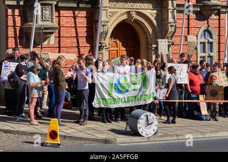 Klimawandel Demonstranten außerhalb Tynwald Manx Parlamentsgebäude in Douglas, Isle of Man Stockfoto