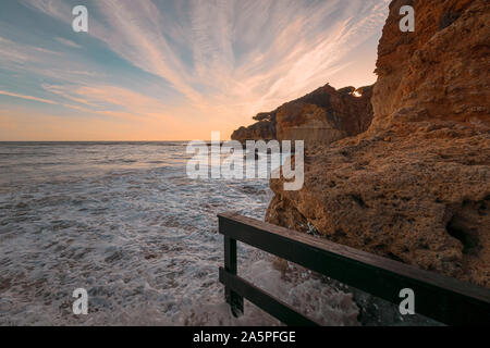 Flut am Strand von Olhos D'Agua in der Algarve an der Südküste Portugals. Stockfoto