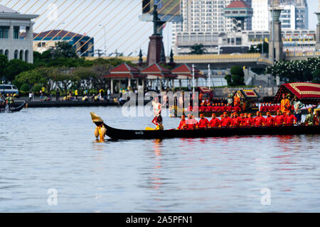 Bangkok, Thailand - 21. Oktober 2019: Thai Royal Barges in einer Prozession auf Bangkoks Chao Phraya River teilnehmen. Stockfoto