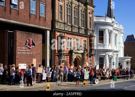 Klimawandel Demonstranten außerhalb Tynwald Manx Parlamentsgebäude in Douglas, Isle of Man Stockfoto