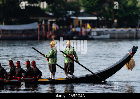 Bangkok, Thailand - 21. Oktober 2019: Thai Royal Barges in einer Prozession auf Bangkoks Chao Phraya River teilnehmen. Stockfoto