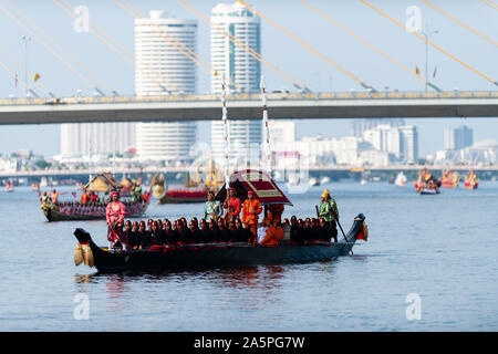 Bangkok, Thailand - 21. Oktober 2019: Thai Royal Barges in einer Prozession auf Bangkoks Chao Phraya River teilnehmen. Stockfoto