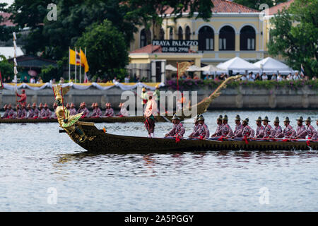 Bangkok, Thailand - 21. Oktober 2019: Thai Royal Barges in einer Prozession auf Bangkoks Chao Phraya River teilnehmen. Stockfoto