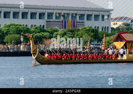 Bangkok, Thailand - 21. Oktober 2019: Thai Royal Barges in einer Prozession auf Bangkoks Chao Phraya River teilnehmen. Stockfoto