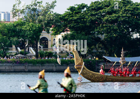 Bangkok, Thailand - 21. Oktober 2019: Thai Royal Barges in einer Prozession auf Bangkoks Chao Phraya River teilnehmen. Stockfoto