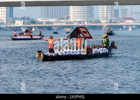 Bangkok, Thailand - 21. Oktober 2019: Thai Royal Barges in einer Prozession auf Bangkoks Chao Phraya River teilnehmen. Stockfoto