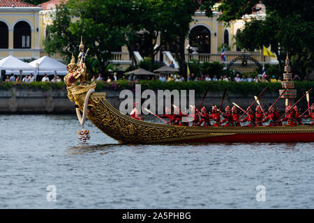 Bangkok, Thailand - 21. Oktober 2019: Thai Royal Barges in einer Prozession auf Bangkoks Chao Phraya River teilnehmen. Stockfoto