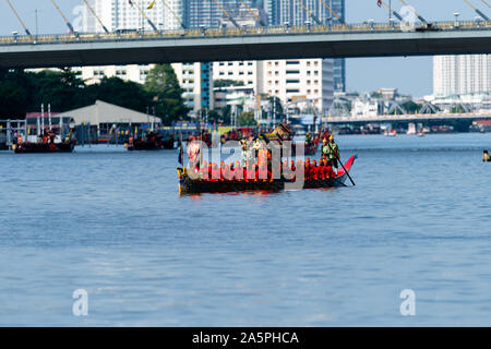 Bangkok, Thailand - 21. Oktober 2019: Thai Royal Barges in einer Prozession auf Bangkoks Chao Phraya River teilnehmen. Stockfoto