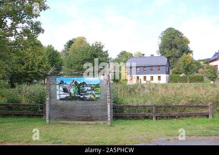 Ein Freilichtmuseum, Teil der Deutschen Dorf Modlareuth den Spitznamen "Little Berlin", die zwischen 1949 und 1989 war durch den Eisernen Vorhang geteilt wird, ist am 24. September 2019 gesehen. (CTK Photo/Martin Weiser) Stockfoto