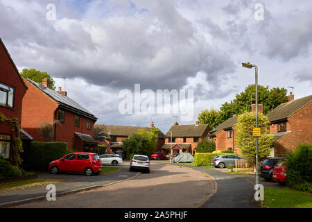 Eine Vorort in der Nähe der Häuser im Dorf Marsworth, Buckinghamshire mit Autos in Einfahrten geparkt Stockfoto