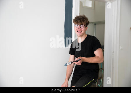 Mann Malerei Wand Stockfoto