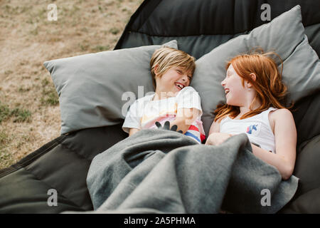 Bruder und Schwester in der Hängematte liegend Stockfoto