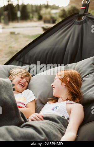 Bruder und Schwester in der Hängematte liegend Stockfoto