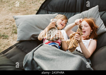 Bruder und Schwester in der Hängematte liegend Stockfoto