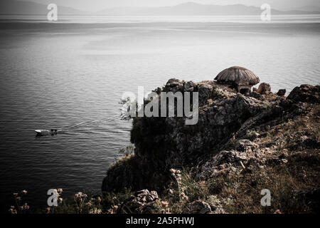 Alte militärische Bunker am Ohrid-see in Lin Village, Albanien. Persönliche Bearbeitung. Stockfoto