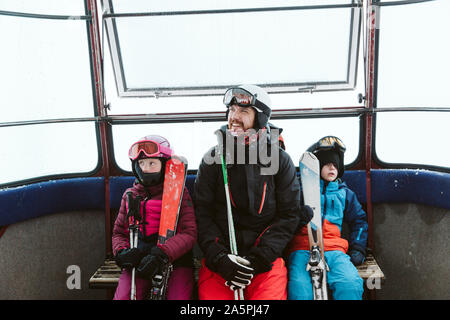 Familie am Skilift Stockfoto