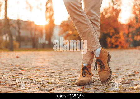 Die Beine der Frauen in eleganten Herbst nubuck Stiefel. Bei Sonnenuntergang in der Stadt. Stockfoto