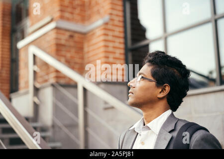 Junge schöne Indische Mann in einem weißen Hemd und Anzug Stockfoto