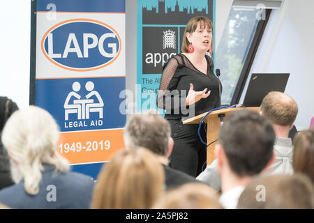 Jess Phillips MP für Birmingham Yardley Rede auf der 2019 Prozesskostenhilfe Praktiker Gruppe (LAPG) jährliche Konferenz in Aston, Birmingham. Foto Datum: Stockfoto