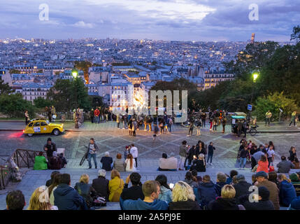 Skyline von Paris in der Abenddämmerung vom Gipfel des Montmartre, von der Terrasse du Sacre Coeur Stockfoto